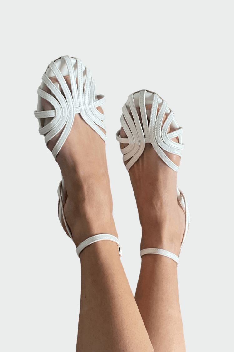 Ravne Sandale S Pletenim Remenima Za Elegantne Večeri