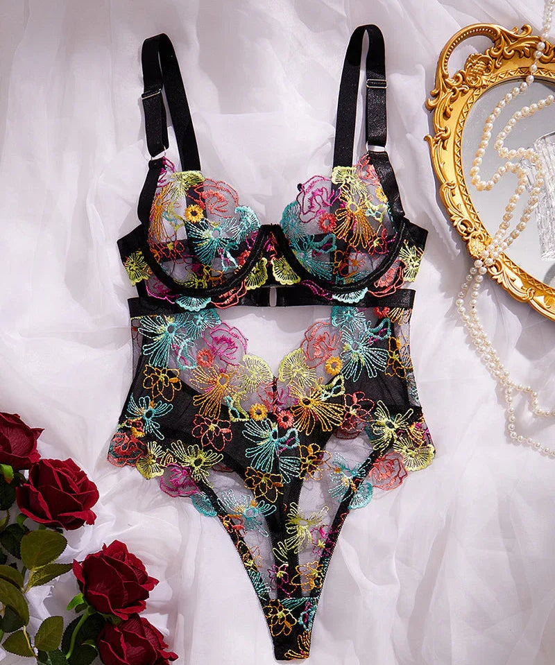 Monica Conjunto De Lencería En Malla Elegante Con Bordado Floral Y Detalles Recortados - Hala Madrid