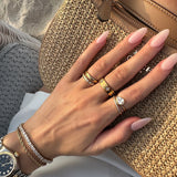 Pia Prsten S Kapljastim Cirkonijem 6x9mm Na Elegantnom Valovitom Bend Prstena Minimalističkog Dizajna