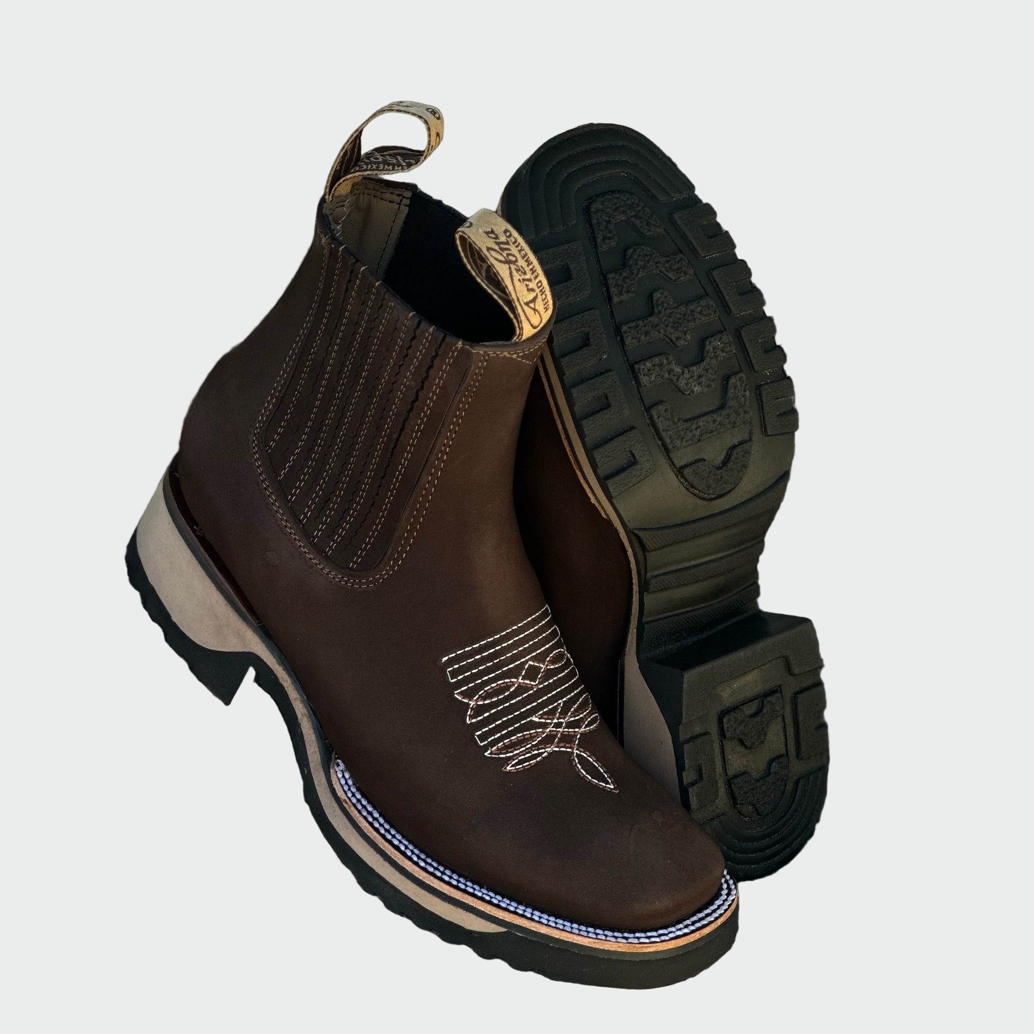 Smeđe Kožne Kaubojske Čizme Sa Suede Završnim Detaljima I Bijelim Vezovima Na Prednjem Dijelu