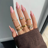 Pia Prsten S Kapljastim Cirkonijem 6x9mm Na Elegantnom Valovitom Bend Prstena Minimalističkog Dizajna