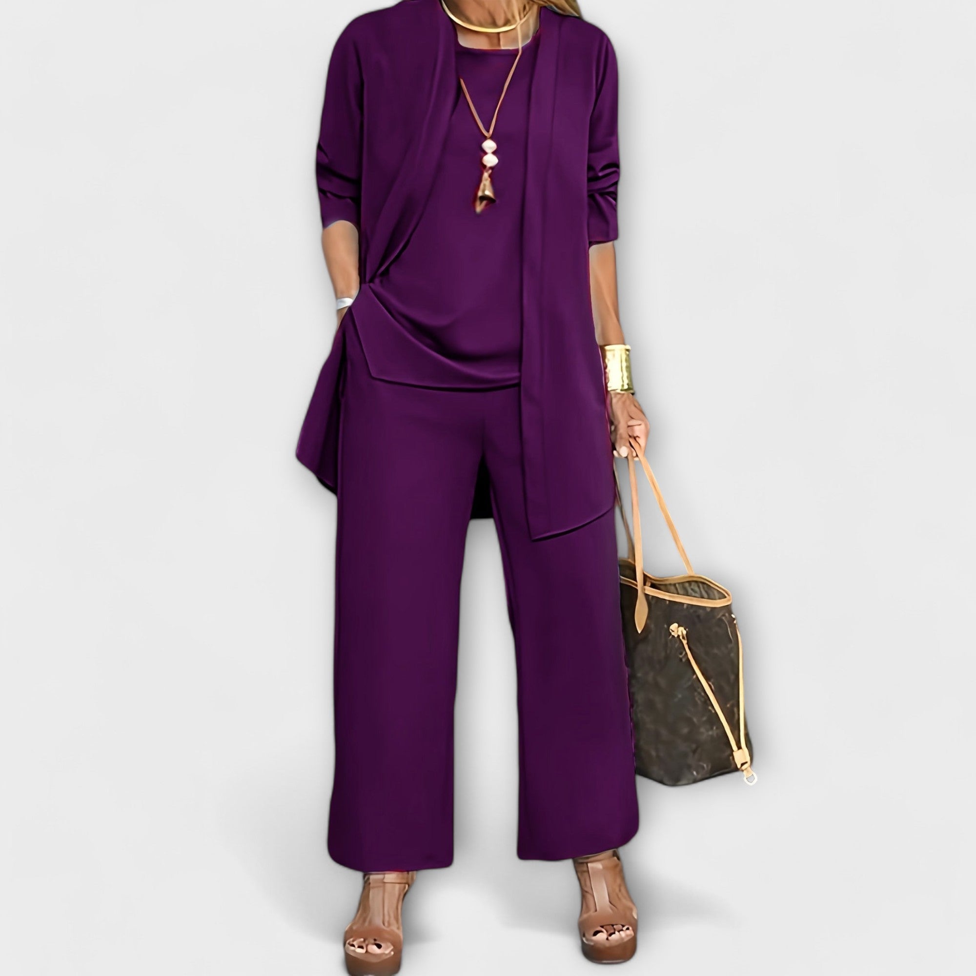 Udoban Trodelni Set S Hlačama Topom I Jaknom Za Sve Prilike