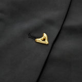Minimalistički Elegantni Top s Zlatnim Detaljem za Stil