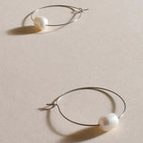 Elegantne Naušnice Kružne Tanke Žice S Biserima Krema I Srebro Za Poslovni I Ležerni Stil