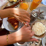 Pia Prsten S Kapljastim Cirkonijem 6x9mm Na Elegantnom Valovitom Bend Prstena Minimalističkog Dizajna