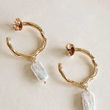 Naušnice S Hammeriranim Metalnim Obručima I Kapljicom Bisera Zlato Krem Boje Promjerom 3 cm