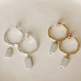 Naušnice S Hammeriranim Metalnim Obručima I Kapljicom Bisera Zlato Krem Boje Promjerom 3 cm