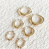 Klasične Zlatne Obručne Naušnice Set Sa Twist Detaljem I Dvije Masivne Veće Naušnice