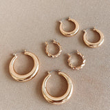 Klasične Zlatne Obručne Naušnice Set Sa Twist Detaljem I Dvije Masivne Veće Naušnice