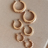 Klasične Zlatne Obručne Naušnice Set Sa Twist Detaljem I Dvije Masivne Veće Naušnice