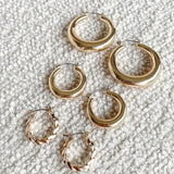 Klasične Zlatne Obručne Naušnice Set Sa Twist Detaljem I Dvije Masivne Veće Naušnice