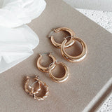 Klasične Zlatne Obručne Naušnice Set Sa Twist Detaljem I Dvije Masivne Veće Naušnice