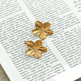 Breeze Naušnice Zlato Pozlata Cvijet Sa Teksturnim Udubljenjima I Stražnjim Zaključkom