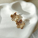 Breeze Naušnice Zlato Pozlata Cvijet Sa Teksturnim Udubljenjima I Stražnjim Zaključkom