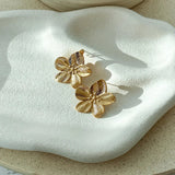 Breeze Naušnice Zlato Pozlata Cvijet Sa Teksturnim Udubljenjima I Stražnjim Zaključkom