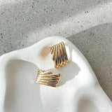 Rina Zlatne Naušnice Sa Teksturiranim Metalom I Čepom Za Zatvaranje Dužine 3,5 cm I Širine 2,5 cm