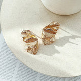 Mase Naušnice Zlato Nepravilnog Oblika Sa Teksturiranim Metalnim Detaljima I Čep Zatvaračem Dužine 6 Cm