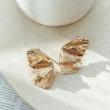 Mase Naušnice Zlato Nepravilnog Oblika Sa Teksturiranim Metalnim Detaljima I Čep Zatvaračem Dužine 6 Cm