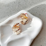 Mase Naušnice Zlato Nepravilnog Oblika Sa Teksturiranim Metalnim Detaljima I Čep Zatvaračem Dužine 6 Cm