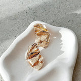 Mase Naušnice Zlato Nepravilnog Oblika Sa Teksturiranim Metalnim Detaljima I Čep Zatvaračem Dužine 6 Cm