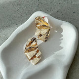 Mase Naušnice Zlato Nepravilnog Oblika Sa Teksturiranim Metalnim Detaljima I Čep Zatvaračem Dužine 6 Cm