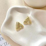 Madalena Naušnice Zlato Pozlaćene Trouglaste Sa Teksturiranim Detaljima I Ušnim Zatvaračem