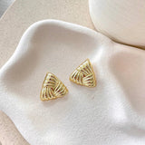 Madalena Naušnice Zlato Pozlaćene Trouglaste Sa Teksturiranim Detaljima I Ušnim Zatvaračem