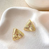 Madalena Naušnice Zlato Pozlaćene Trouglaste Sa Teksturiranim Detaljima I Ušnim Zatvaračem