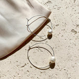 Elegantne Naušnice Kružne Tanke Žice S Biserima Krema I Srebro Za Poslovni I Ležerni Stil