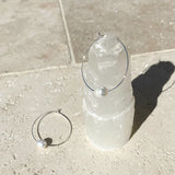 Elegantne Naušnice Kružne Tanke Žice S Biserima Krema I Srebro Za Poslovni I Ležerni Stil