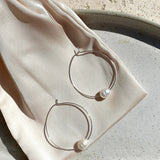 Elegantne Naušnice Kružne Tanke Žice S Biserima Krema I Srebro Za Poslovni I Ležerni Stil