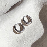 Island Glow Obručaste Naušnice Huggie Od Srebra Sterling Za Cjelodnevnu Udobnost I Eleganciju