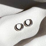 Island Glow Obručaste Naušnice Huggie Od Srebra Sterling Za Cjelodnevnu Udobnost I Eleganciju