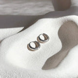 Island Glow Obručaste Naušnice Huggie Od Srebra Sterling Za Cjelodnevnu Udobnost I Eleganciju