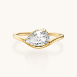 Pia Prsten S Kapljastim Cirkonijem 6x9mm Na Elegantnom Valovitom Bend Prstena Minimalističkog Dizajna