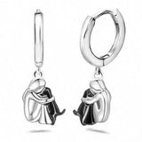 Olivia i Ivy Naušnice U Zagrljaju Psa Elegantan Dizajn Lagane Na Ušima U Blagim Pastelnim Tonovima