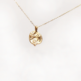 Ogrlica Obložena Zlatom Sa Privjeskom Ocean Charm Elegantna Sa Sigurnim Zlatim Zatvaračem I Dolazi U Luksuznoj Vrećici