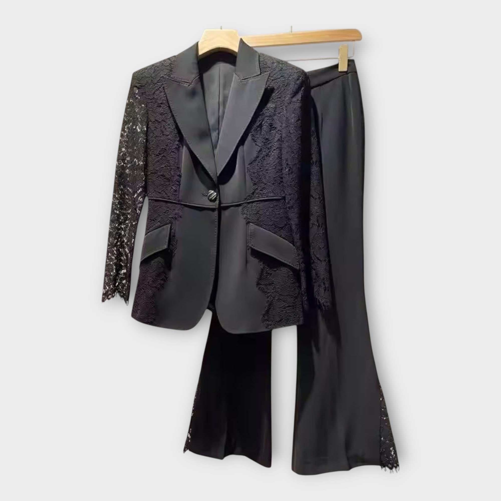 Elegantni Komplet Sako I Hlače Sa Čipkastim Detaljima