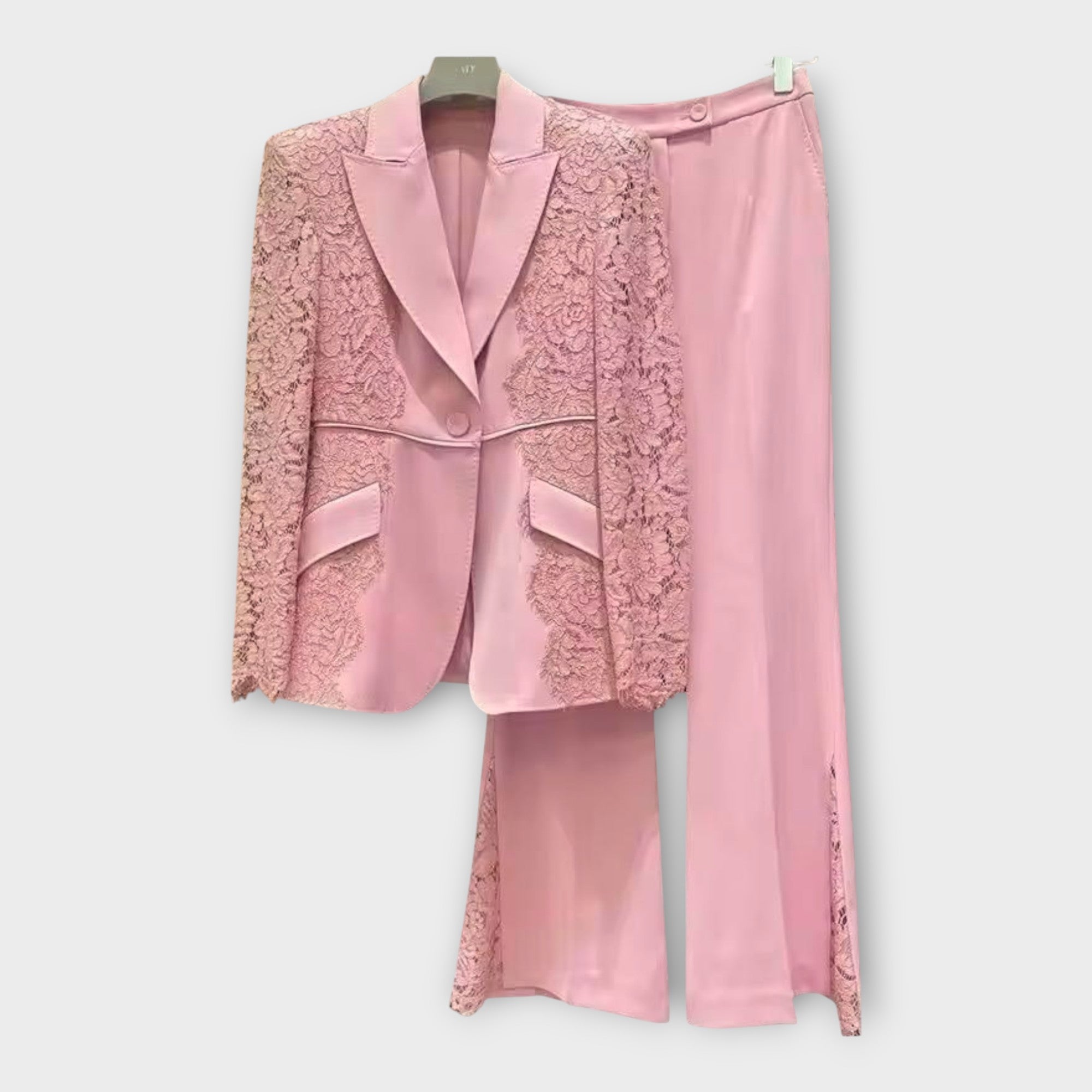 Elegantni Komplet Sako I Hlače Sa Čipkastim Detaljima