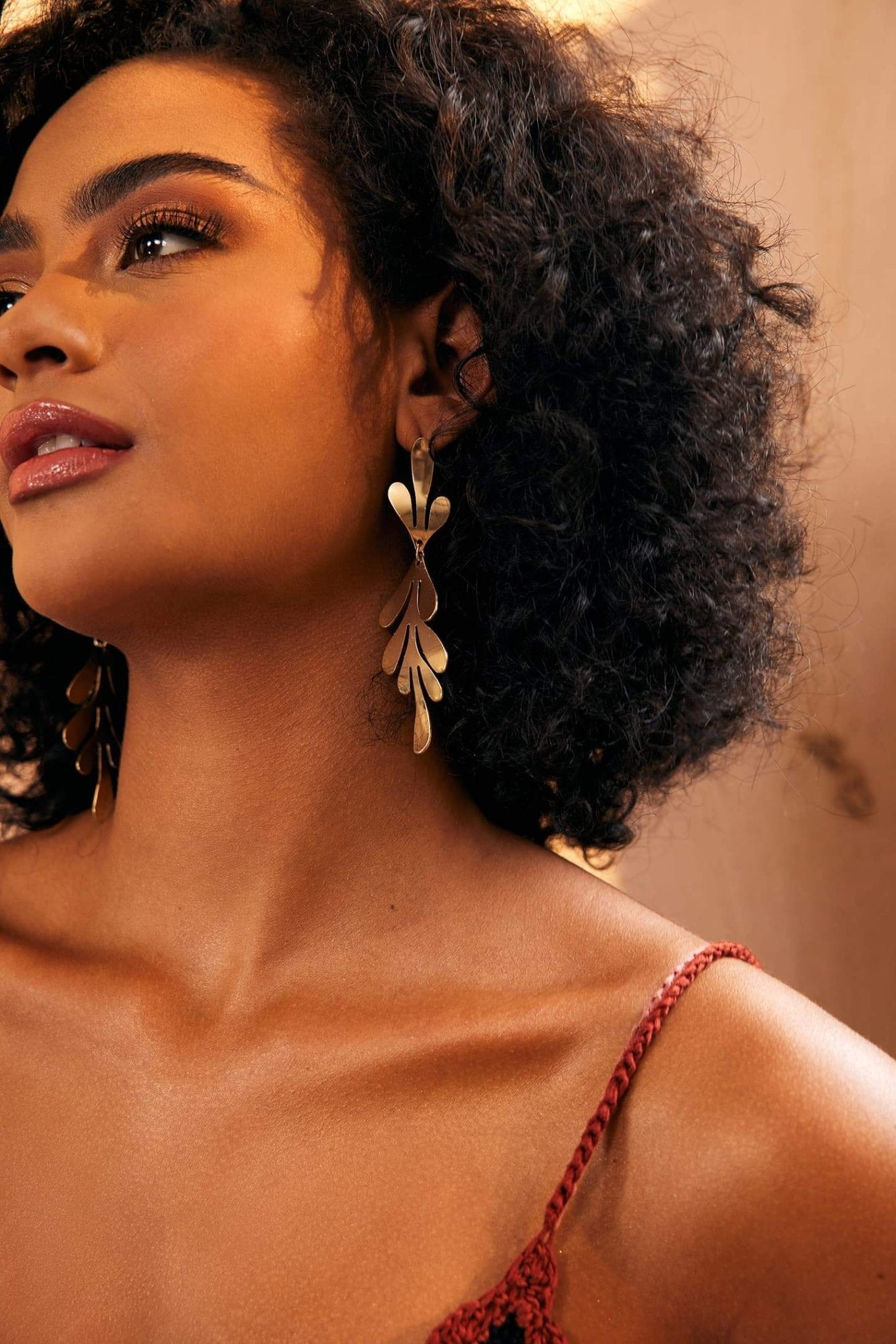 Naušnice Od Mesinga S Lišćem Viseće Za Elegantan Stil I Prirodni Zemljani Dojam Za Svaku Prigodu