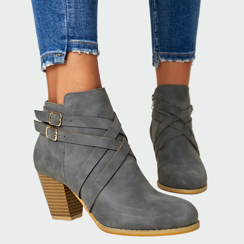 Ortopedske Kožne Ženske Čizme U Smeđoj Boji Sa Trakama I Bočnim Zatvaračem Za Udoban Hod