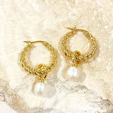 Twist Pearl Drop Naušnice Zlato Premaz Na Mesingu Sa Slatkovodnim Biserima Kolekcija Lustre I Sage