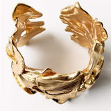 Metalna Narukvica S Teksturiranim Cvjetnim Uzorkom Za Svečane I Svakodnevne Prigode