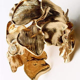 Metalna Narukvica S Teksturiranim Cvjetnim Uzorkom Za Svečane I Svakodnevne Prigode