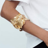 Metalna Narukvica S Teksturiranim Cvjetnim Uzorkom Za Svečane I Svakodnevne Prigode